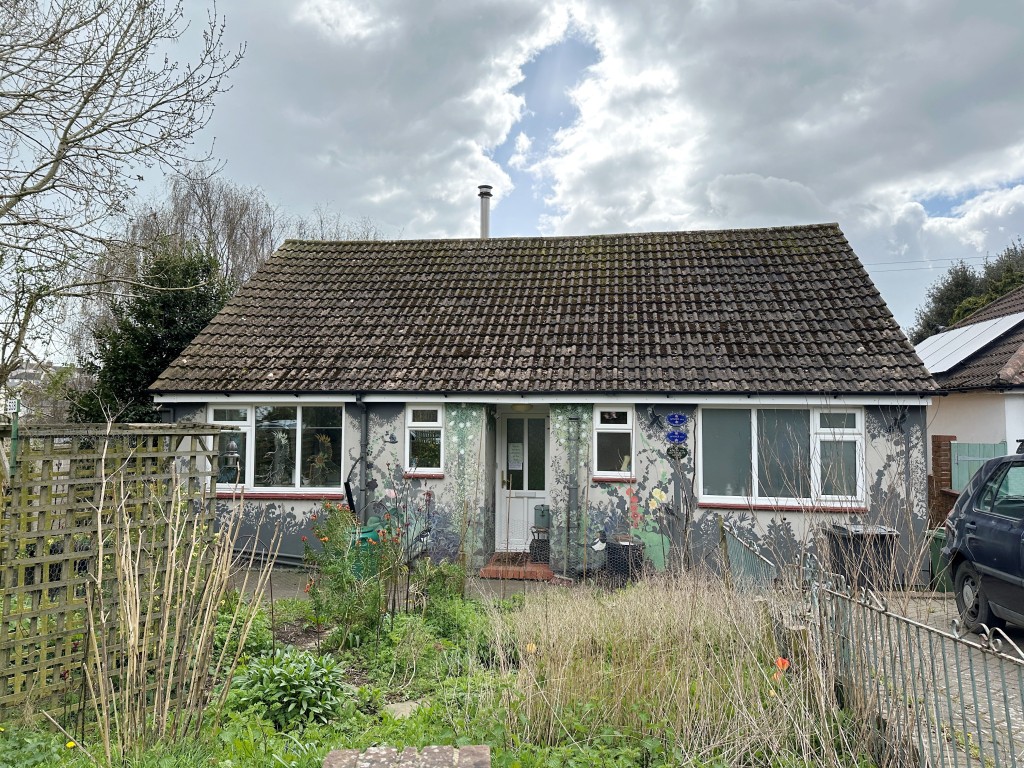 Lot: 125 - THREE-BEDROOM DETACHED HOUSE WITH POTENTIAL - Front External of detached property